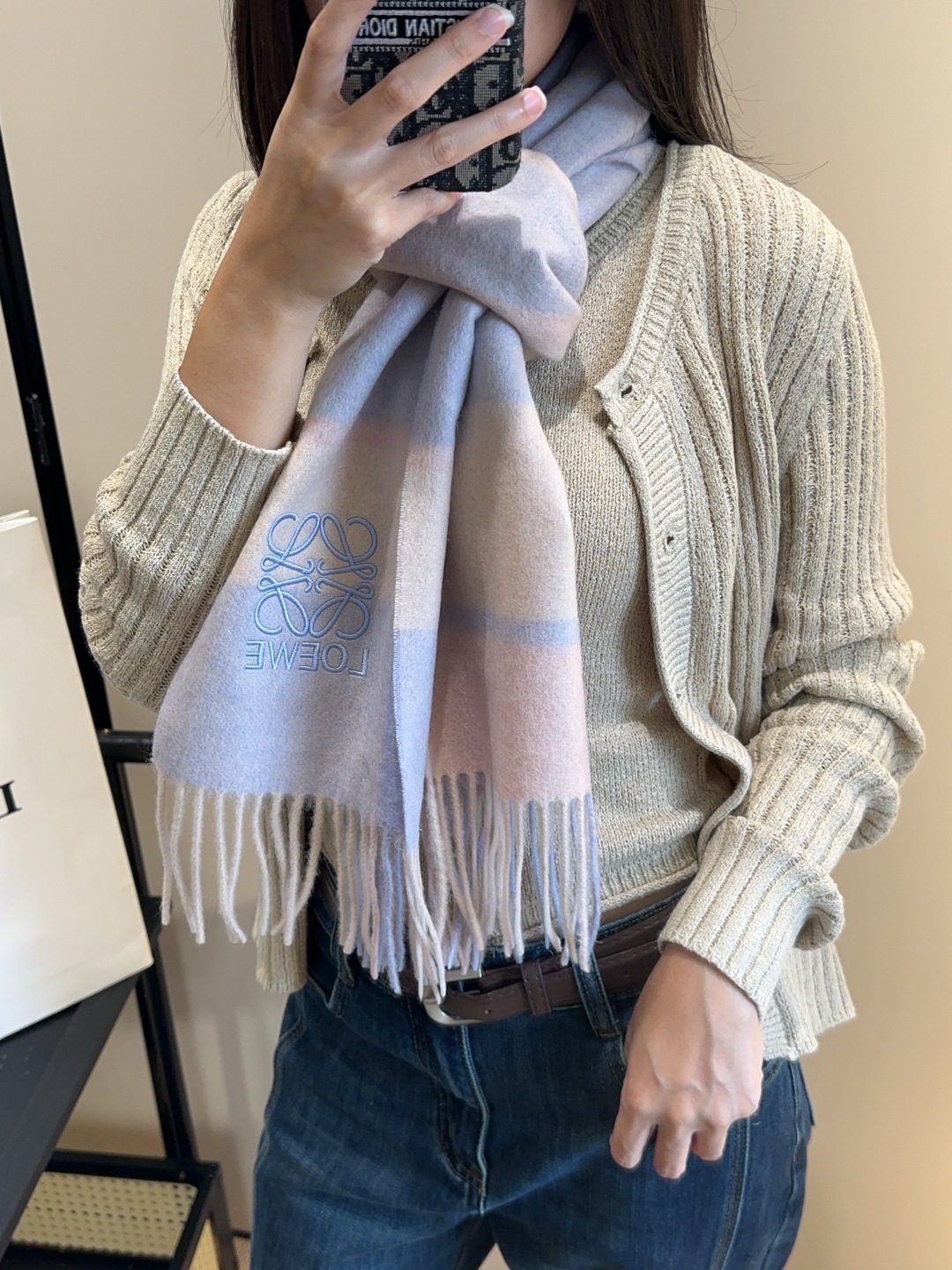 【▪Loewe · 罗意威难得一见的温柔配色，低调又不失优雅❗】重点推荐❗双面配色，一条围巾两种风格搭配