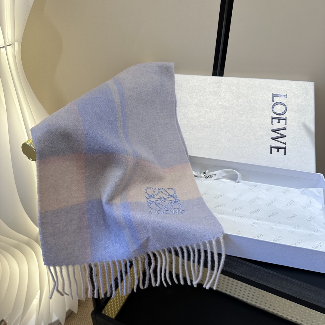 【▪Loewe · 罗意威难得一见的温柔配色，低调又不失优雅❗】重点推荐❗双面配色，一条围巾两种风格搭配