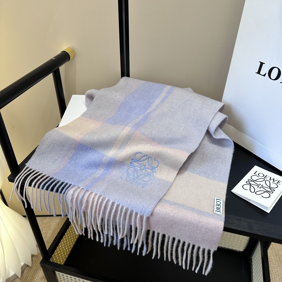 【▪Loewe · 罗意威难得一见的温柔配色，低调又不失优雅❗】重点推荐❗双面配色，一条围巾两种风格搭配
