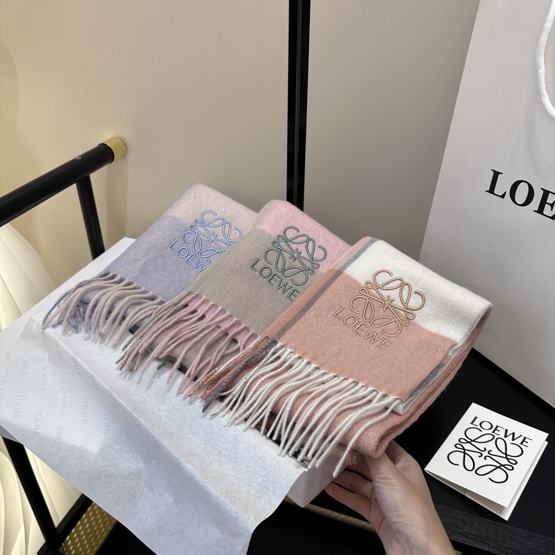 【▪Loewe · 罗意威难得一见的温柔配色，低调又不失优雅❗】重点推荐❗双面配色，一条围巾两种风格搭配