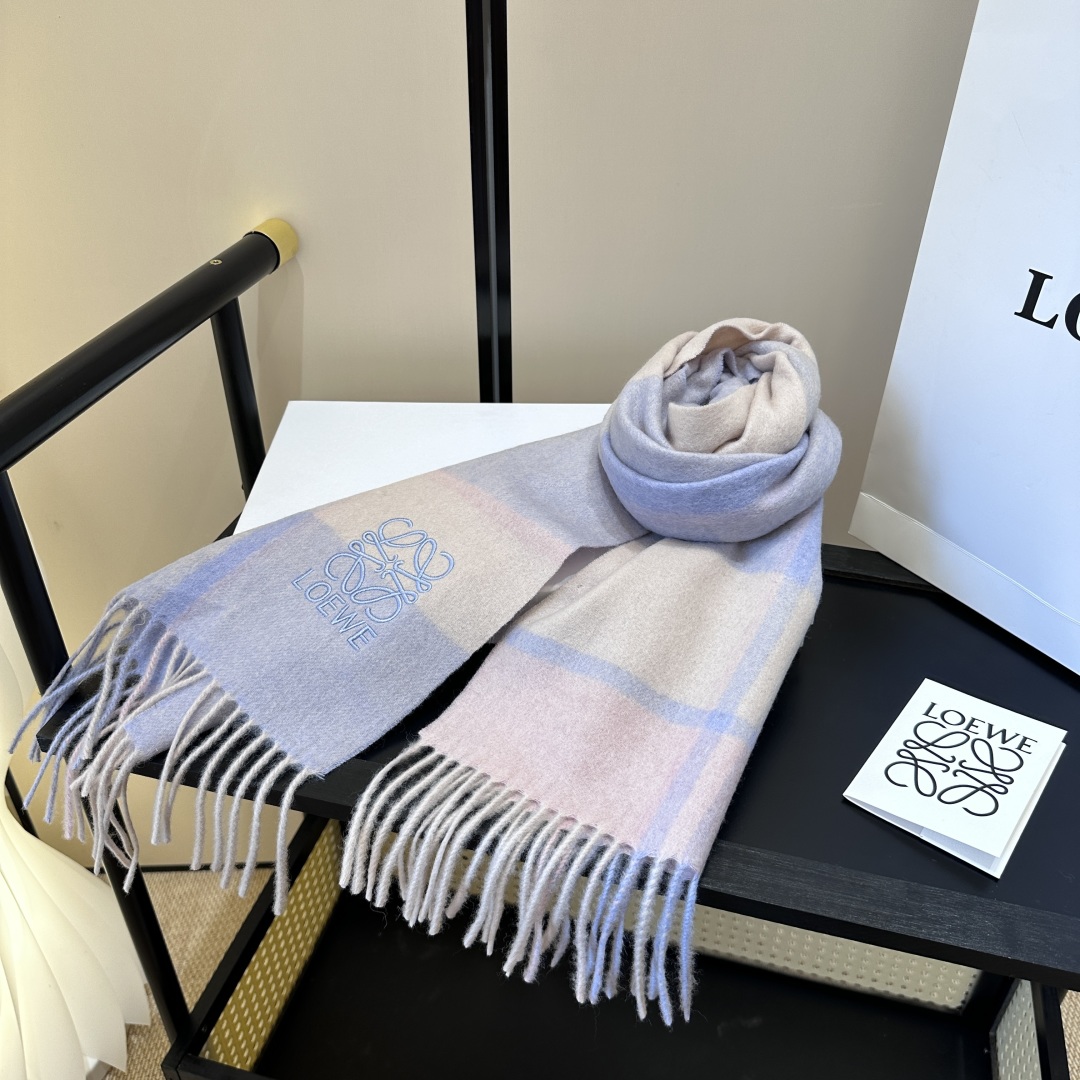 【▪Loewe · 罗意威难得一见的温柔配色，低调又不失优雅❗】重点推荐❗双面配色，一条围巾两种风格搭配
