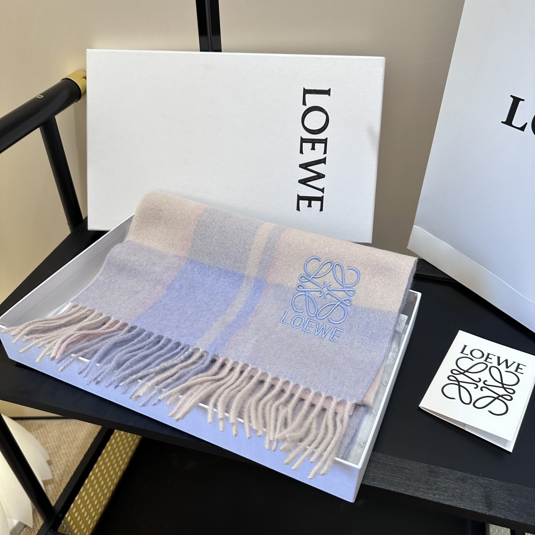 【▪Loewe · 罗意威难得一见的温柔配色，低调又不失优雅❗】重点推荐❗双面配色，一条围巾两种风格搭配