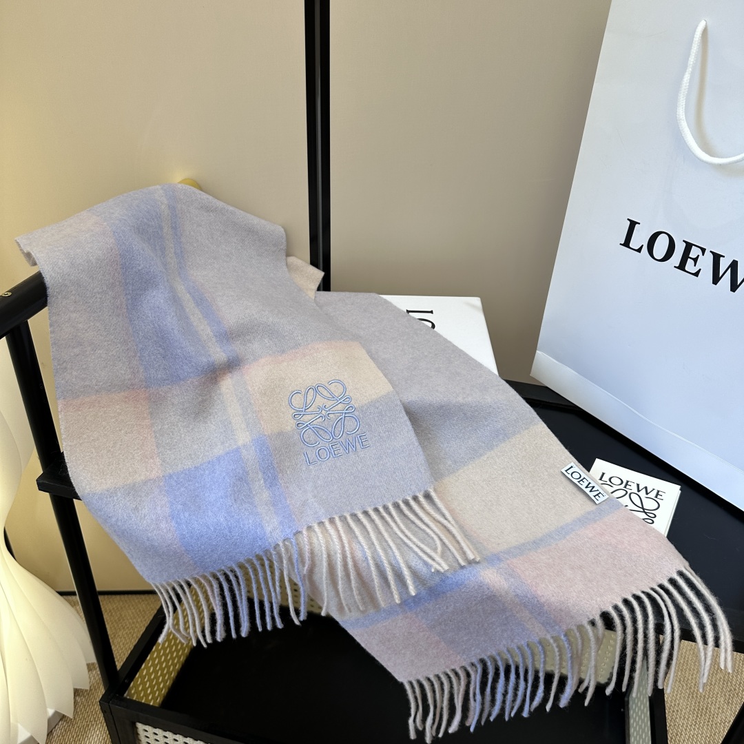 【▪Loewe · 罗意威难得一见的温柔配色，低调又不失优雅❗】重点推荐❗双面配色，一条围巾两种风格搭配