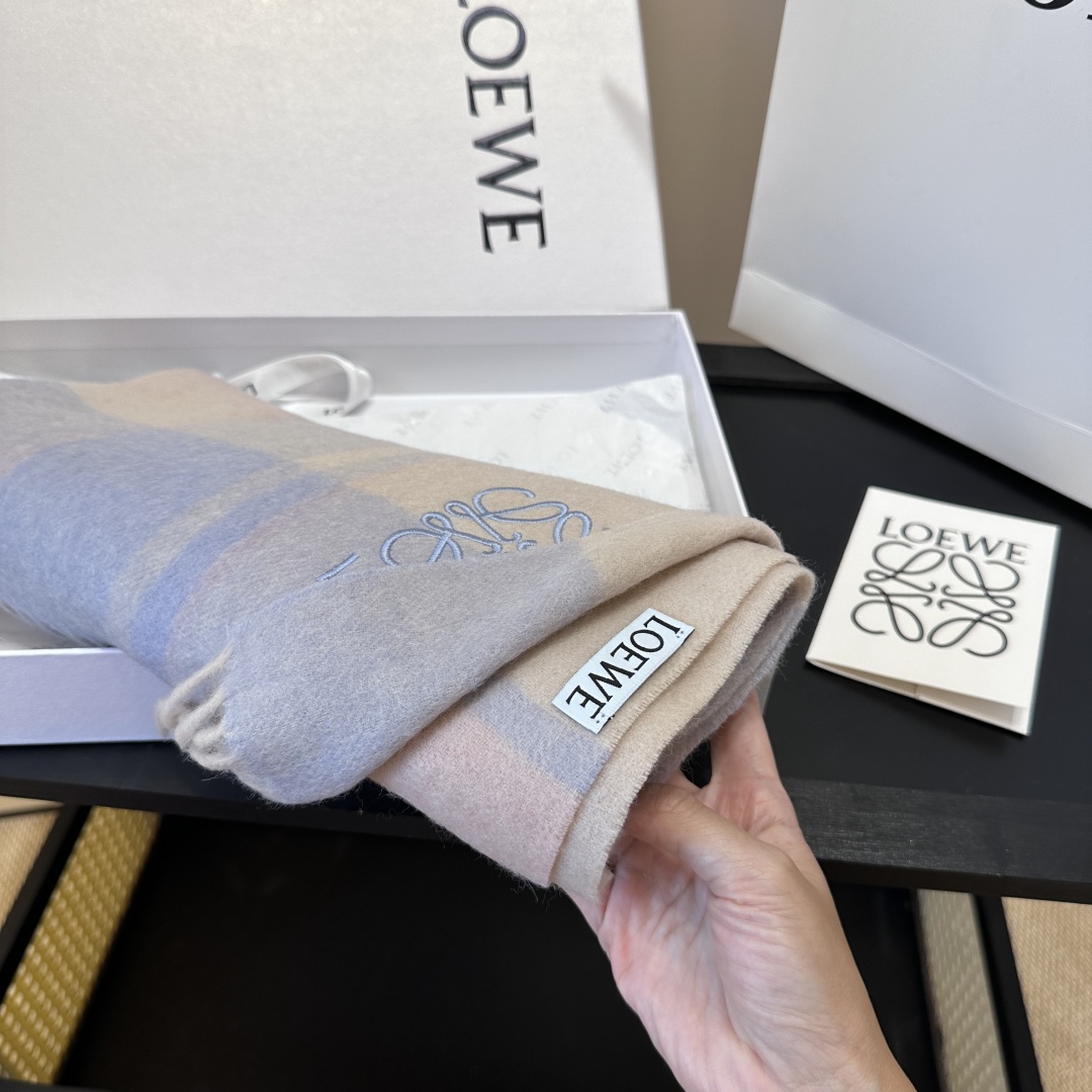 【▪Loewe · 罗意威难得一见的温柔配色，低调又不失优雅❗】重点推荐❗双面配色，一条围巾两种风格搭配