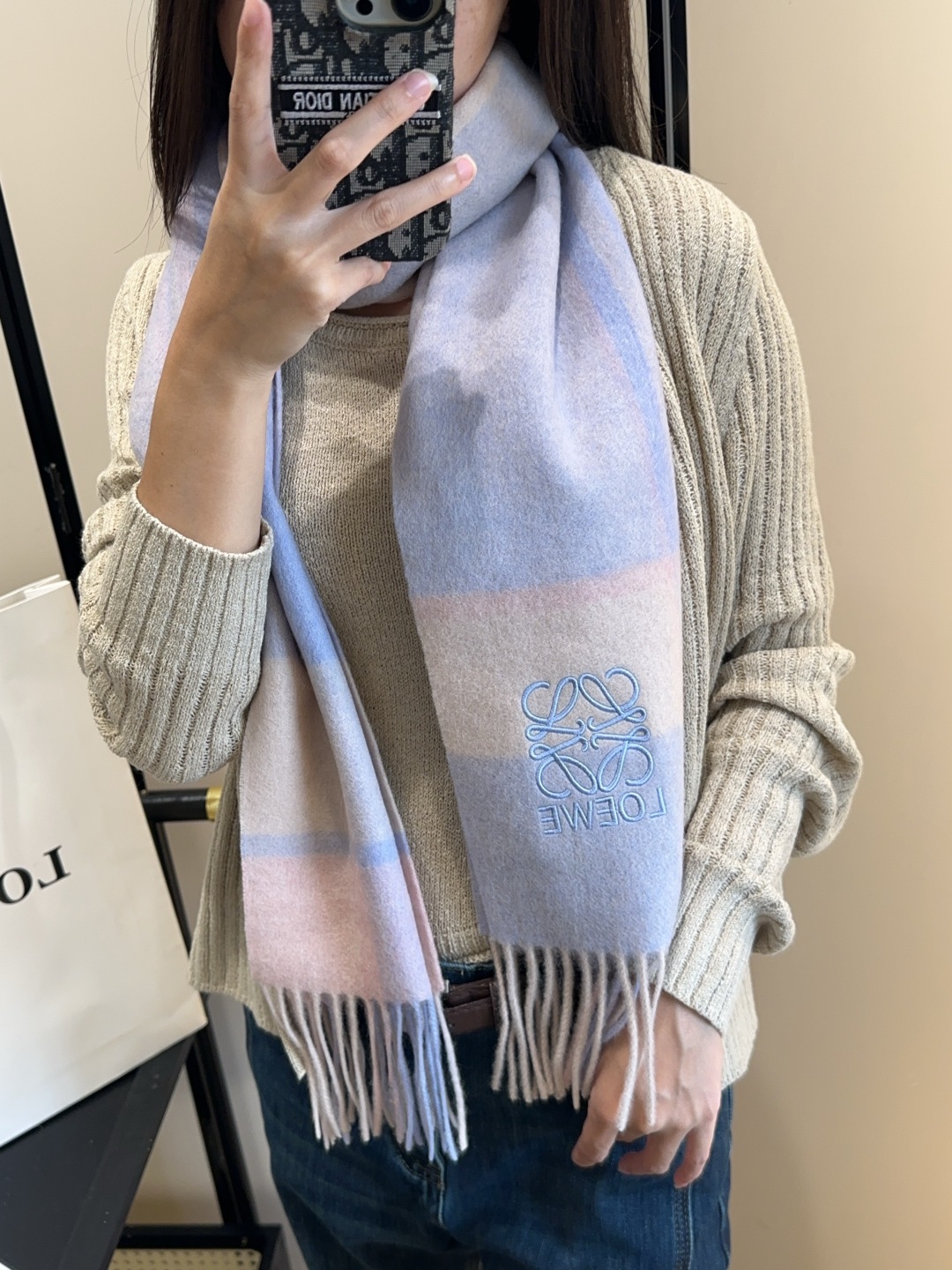 【▪Loewe · 罗意威难得一见的温柔配色，低调又不失优雅❗】重点推荐❗双面配色，一条围巾两种风格搭配