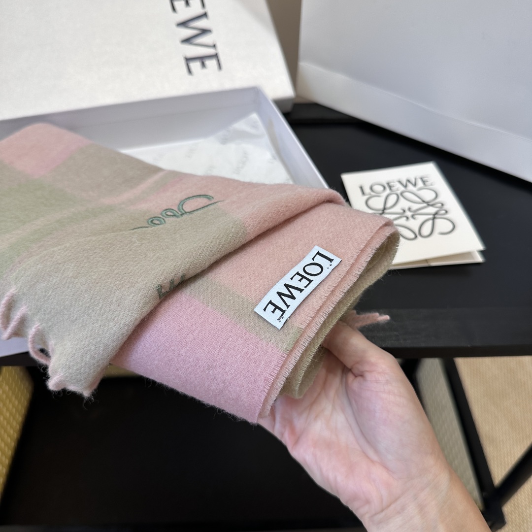 【▪Loewe · 罗意威难得一见的温柔配色，低调又不失优雅❗】重点推荐❗双面配色，一条围巾两种风格搭配