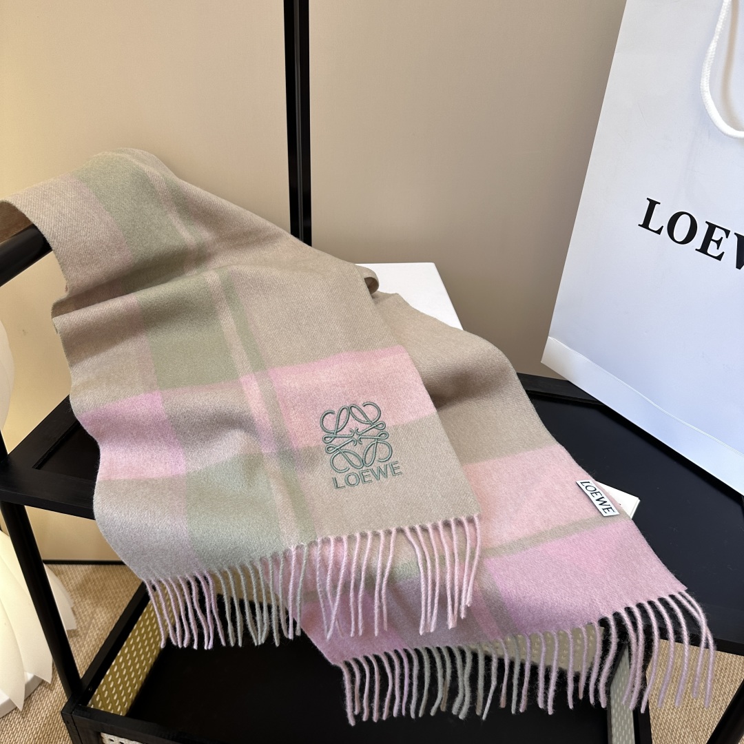 【▪Loewe · 罗意威难得一见的温柔配色，低调又不失优雅❗】重点推荐❗双面配色，一条围巾两种风格搭配