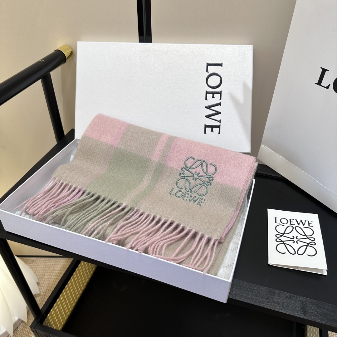【▪Loewe · 罗意威难得一见的温柔配色，低调又不失优雅❗】重点推荐❗双面配色，一条围巾两种风格搭配