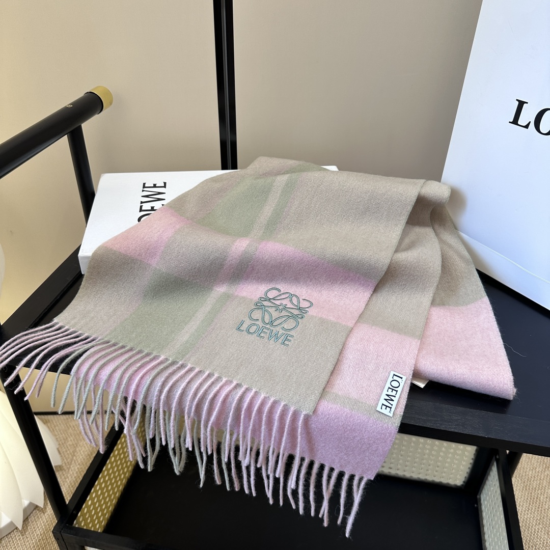 【▪Loewe · 罗意威难得一见的温柔配色，低调又不失优雅❗】重点推荐❗双面配色，一条围巾两种风格搭配