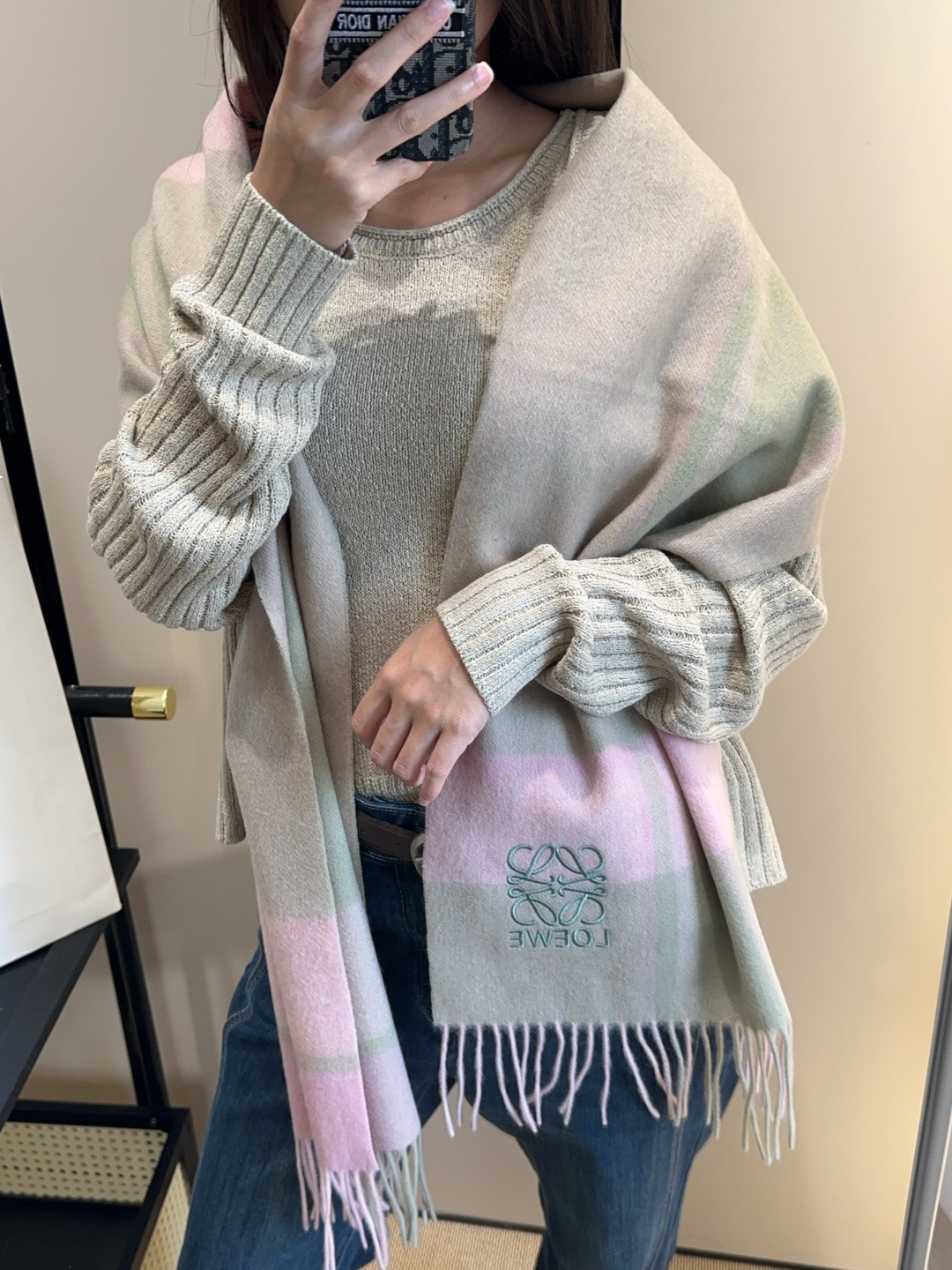 【▪Loewe · 罗意威难得一见的温柔配色，低调又不失优雅❗】重点推荐❗双面配色，一条围巾两种风格搭配