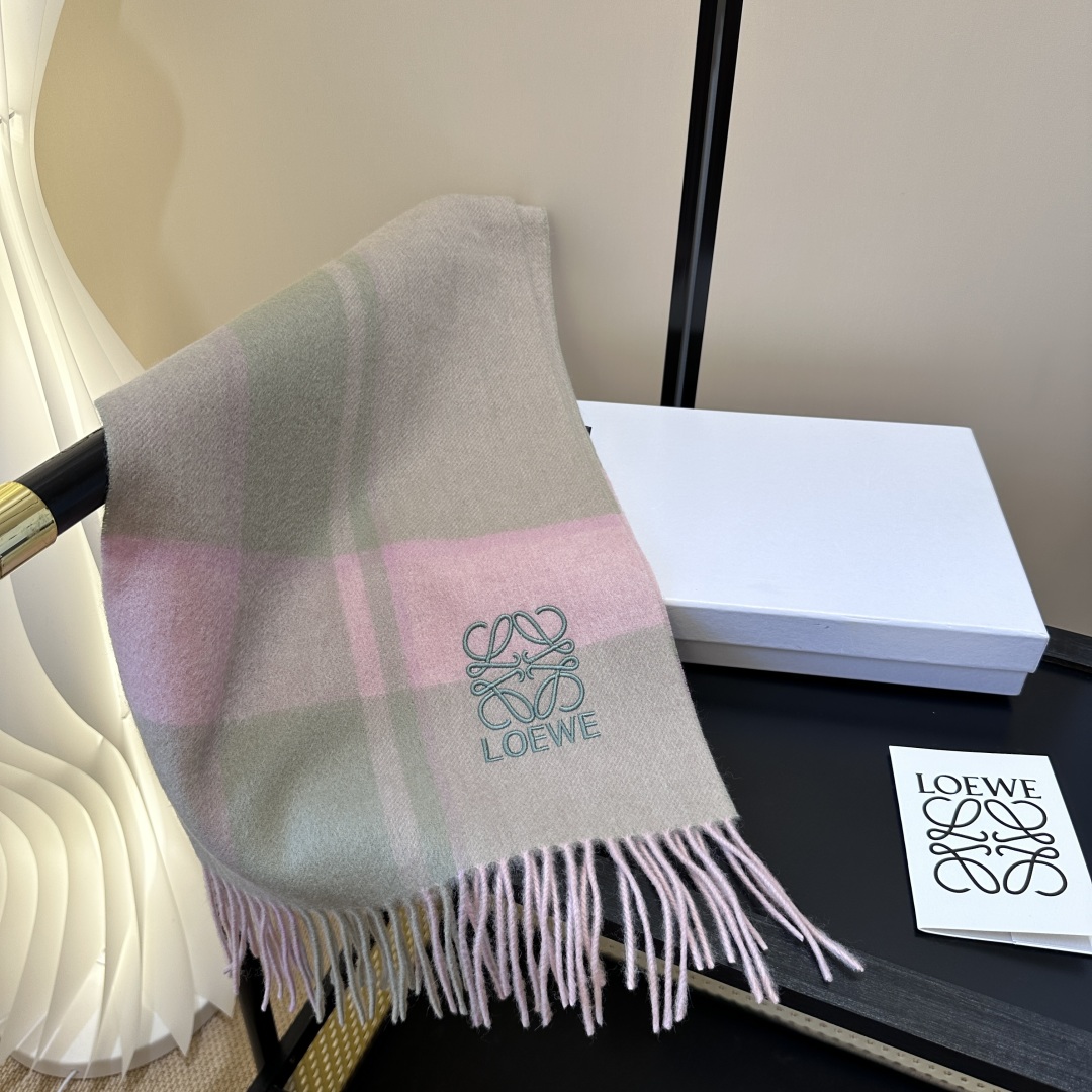 【▪Loewe · 罗意威难得一见的温柔配色，低调又不失优雅❗】重点推荐❗双面配色，一条围巾两种风格搭配