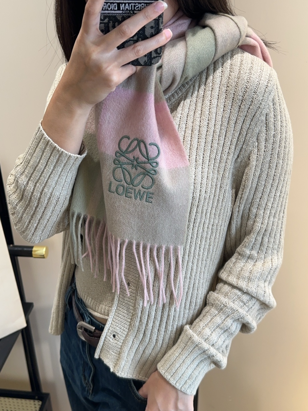 【▪Loewe · 罗意威难得一见的温柔配色，低调又不失优雅❗】重点推荐❗双面配色，一条围巾两种风格搭配