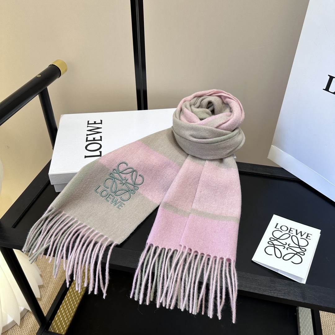 【▪Loewe · 罗意威难得一见的温柔配色，低调又不失优雅❗】重点推荐❗双面配色，一条围巾两种风格搭配