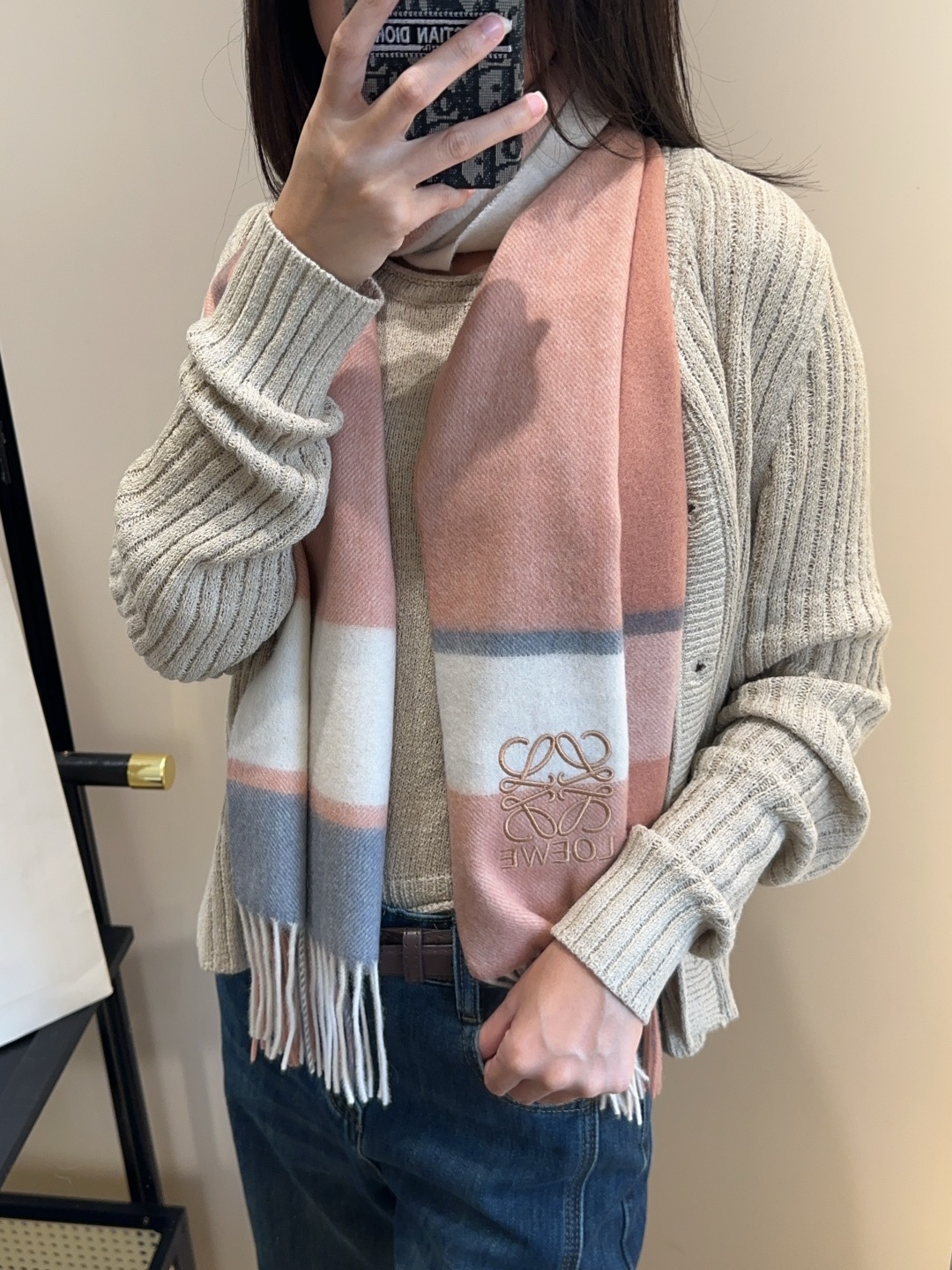 【▪Loewe · 罗意威难得一见的温柔配色，低调又不失优雅❗】重点推荐❗双面配色，一条围巾两种风格搭配