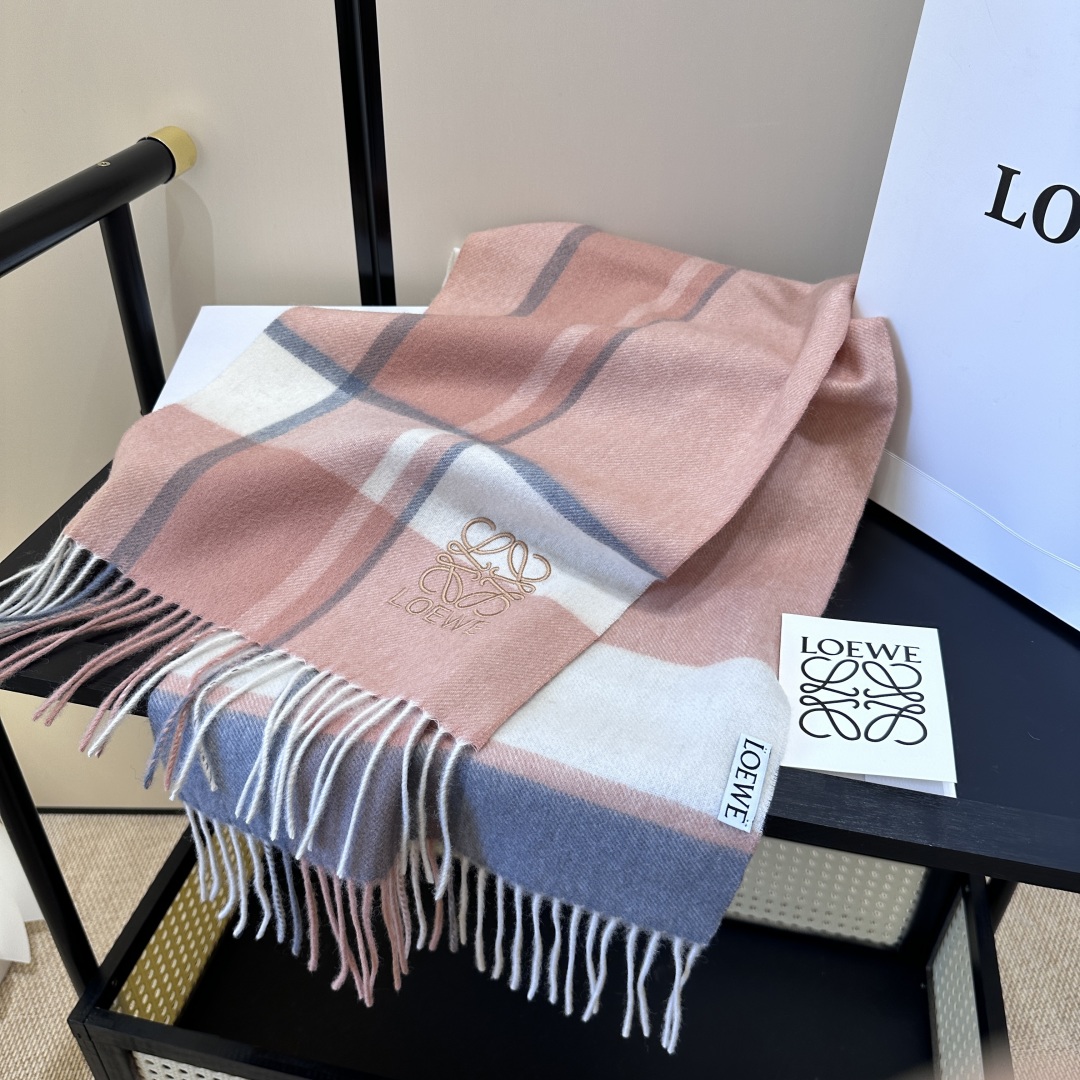 【▪Loewe · 罗意威难得一见的温柔配色，低调又不失优雅❗】重点推荐❗双面配色，一条围巾两种风格搭配