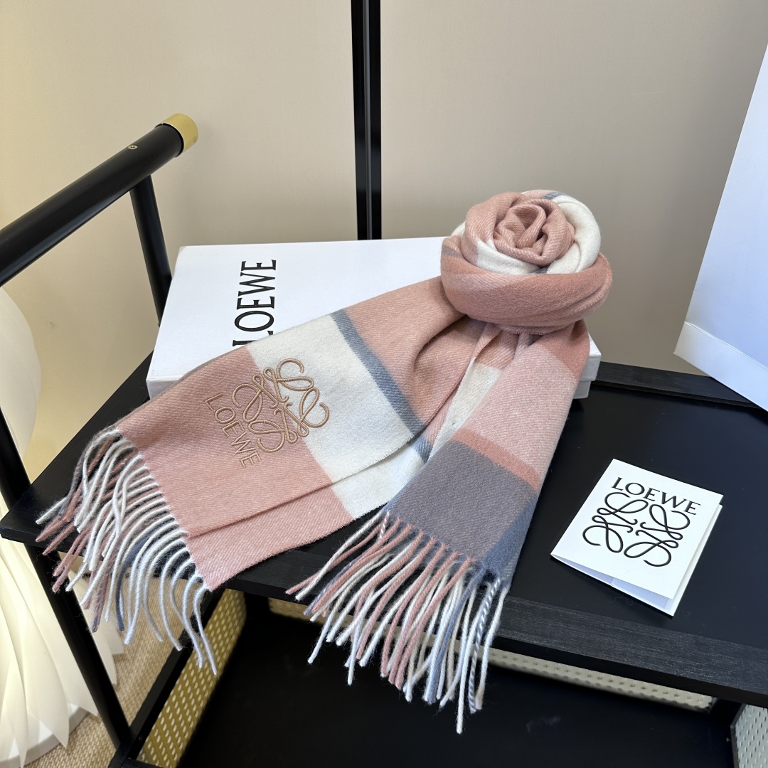 【▪Loewe · 罗意威难得一见的温柔配色，低调又不失优雅❗】重点推荐❗双面配色，一条围巾两种风格搭配