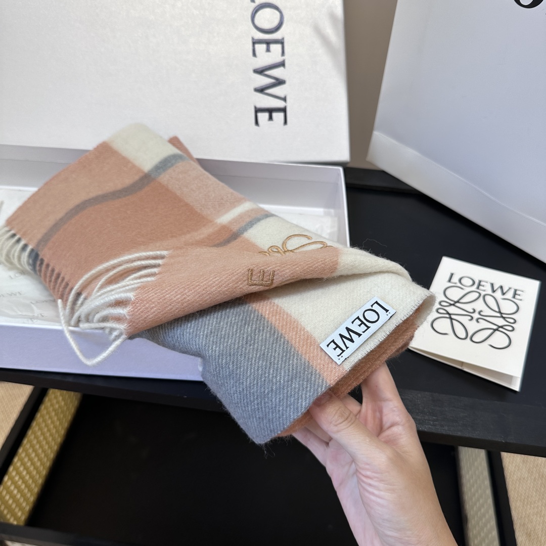 【▪Loewe · 罗意威难得一见的温柔配色，低调又不失优雅❗】重点推荐❗双面配色，一条围巾两种风格搭配