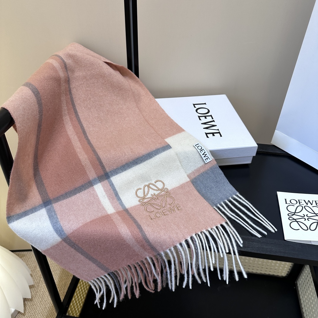 【▪Loewe · 罗意威难得一见的温柔配色，低调又不失优雅❗】重点推荐❗双面配色，一条围巾两种风格搭配