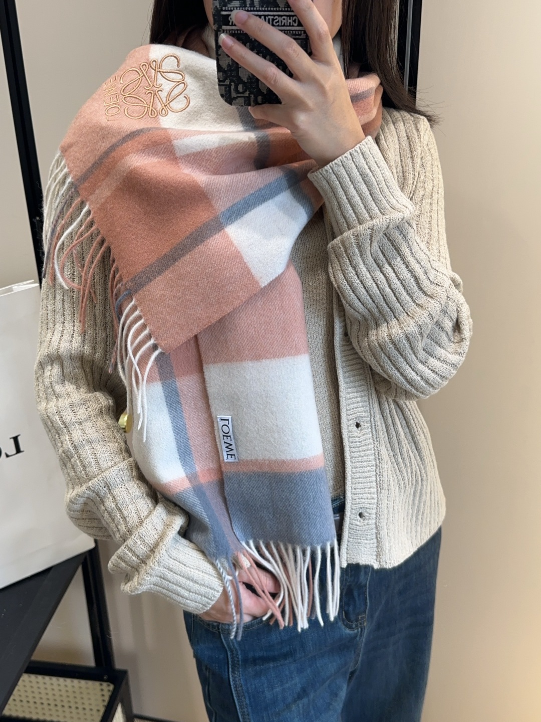 【▪Loewe · 罗意威难得一见的温柔配色，低调又不失优雅❗】重点推荐❗双面配色，一条围巾两种风格搭配