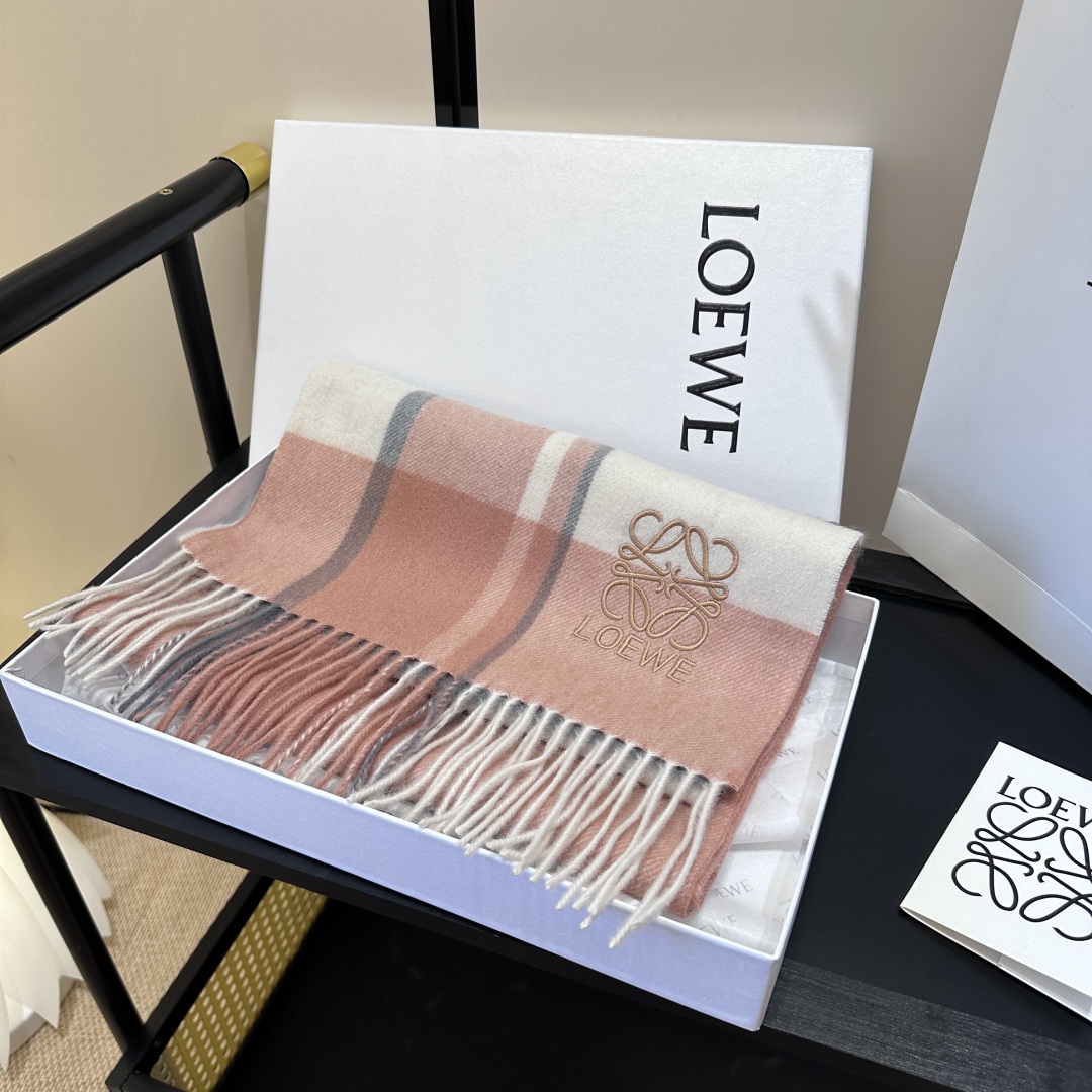 【▪Loewe · 罗意威难得一见的温柔配色，低调又不失优雅❗】重点推荐❗双面配色，一条围巾两种风格搭配