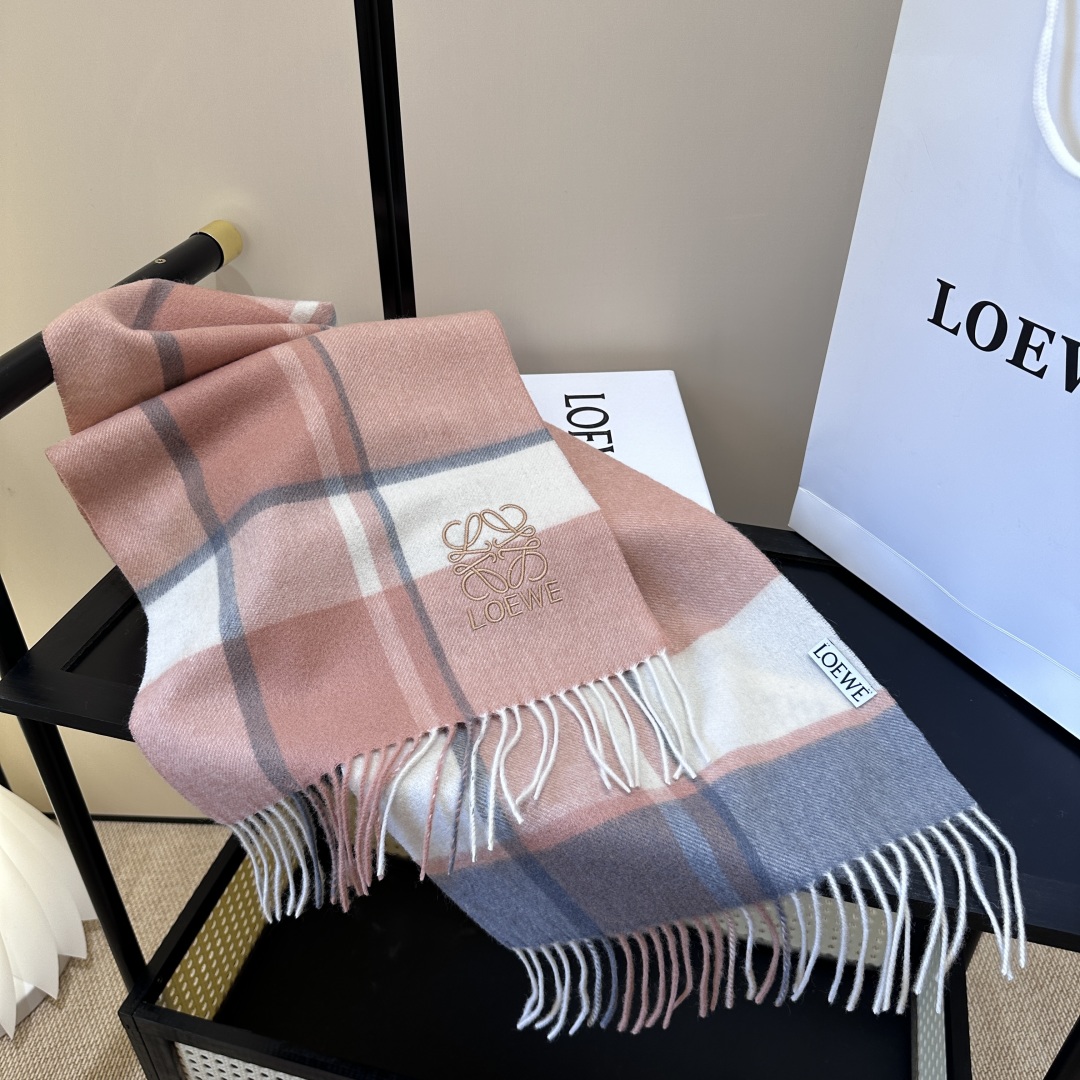 【▪Loewe · 罗意威难得一见的温柔配色，低调又不失优雅❗】重点推荐❗双面配色，一条围巾两种风格搭配