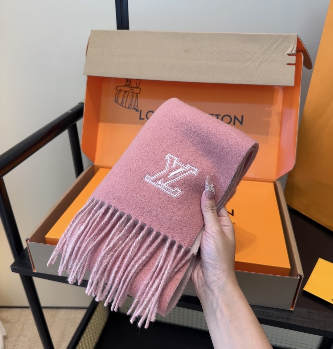Lv围巾❗️好看的要疯掉了，太有型太有魅力了❗️❗️非常斯文时尚的秋冬单品！真的很喜欢，非常Classi