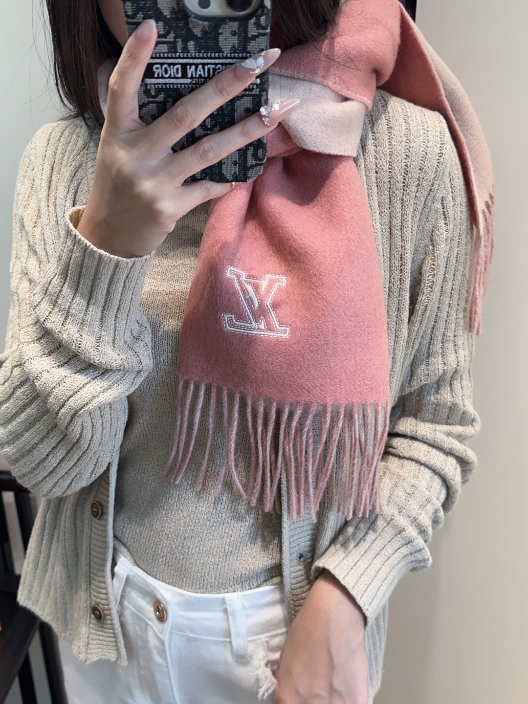 Lv围巾❗️好看的要疯掉了，太有型太有魅力了❗️❗️非常斯文时尚的秋冬单品！真的很喜欢，非常Classi