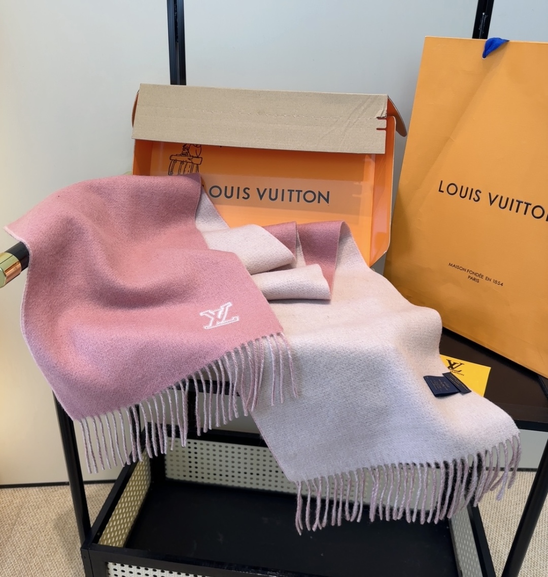 Lv围巾❗️好看的要疯掉了，太有型太有魅力了❗️❗️非常斯文时尚的秋冬单品！真的很喜欢，非常Classi