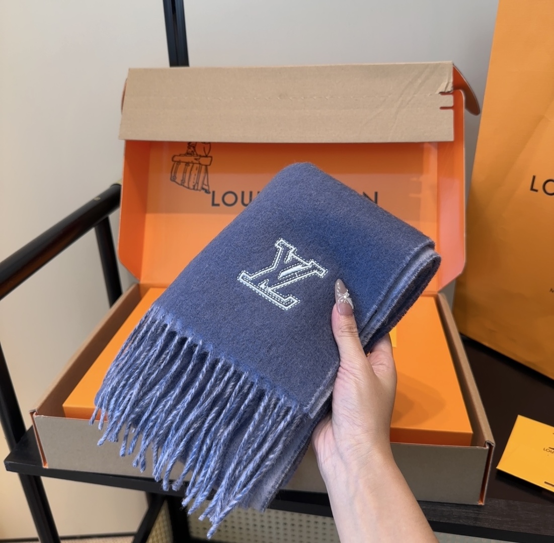 Lv围巾❗️好看的要疯掉了，太有型太有魅力了❗️❗️非常斯文时尚的秋冬单品！真的很喜欢，非常Classi