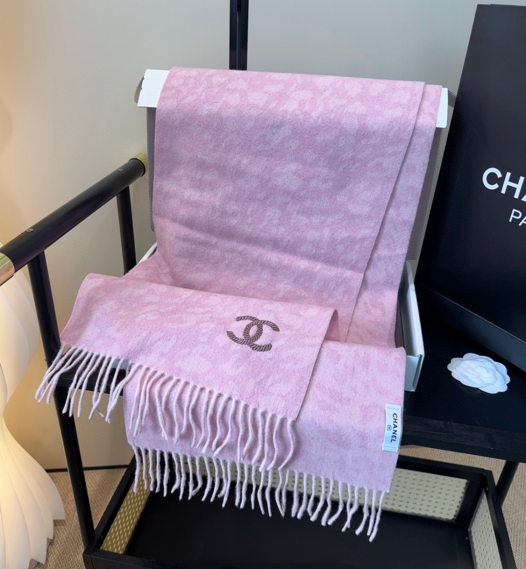 上新！2025秋冬香奈儿男女同款，同步，高端羊绒针织围巾！ 可正式，可随意，非常Classical的设计