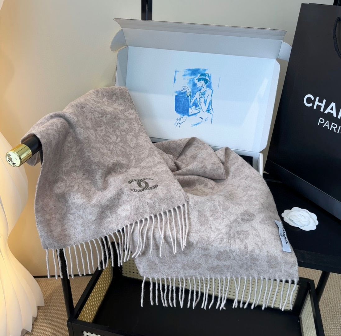 上新！2025秋冬香奈儿男女同款，同步，高端羊绒针织围巾！ 可正式，可随意，非常Classical的设计