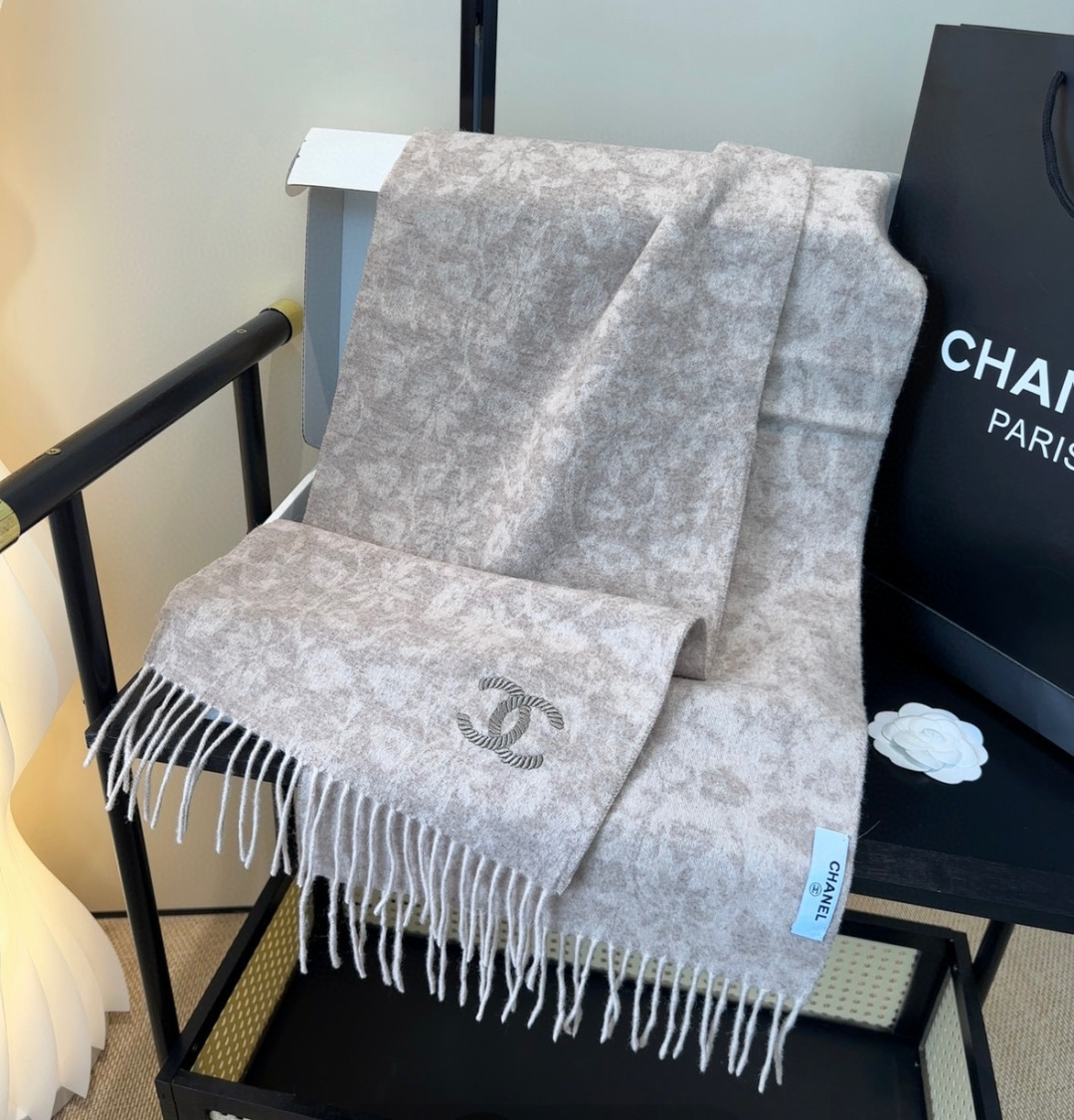 上新！2025秋冬香奈儿男女同款，同步，高端羊绒针织围巾！ 可正式，可随意，非常Classical的设计