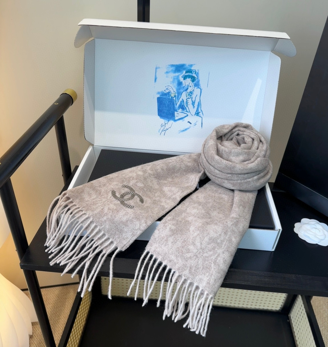 上新！2025秋冬香奈儿男女同款，同步，高端羊绒针织围巾！ 可正式，可随意，非常Classical的设计