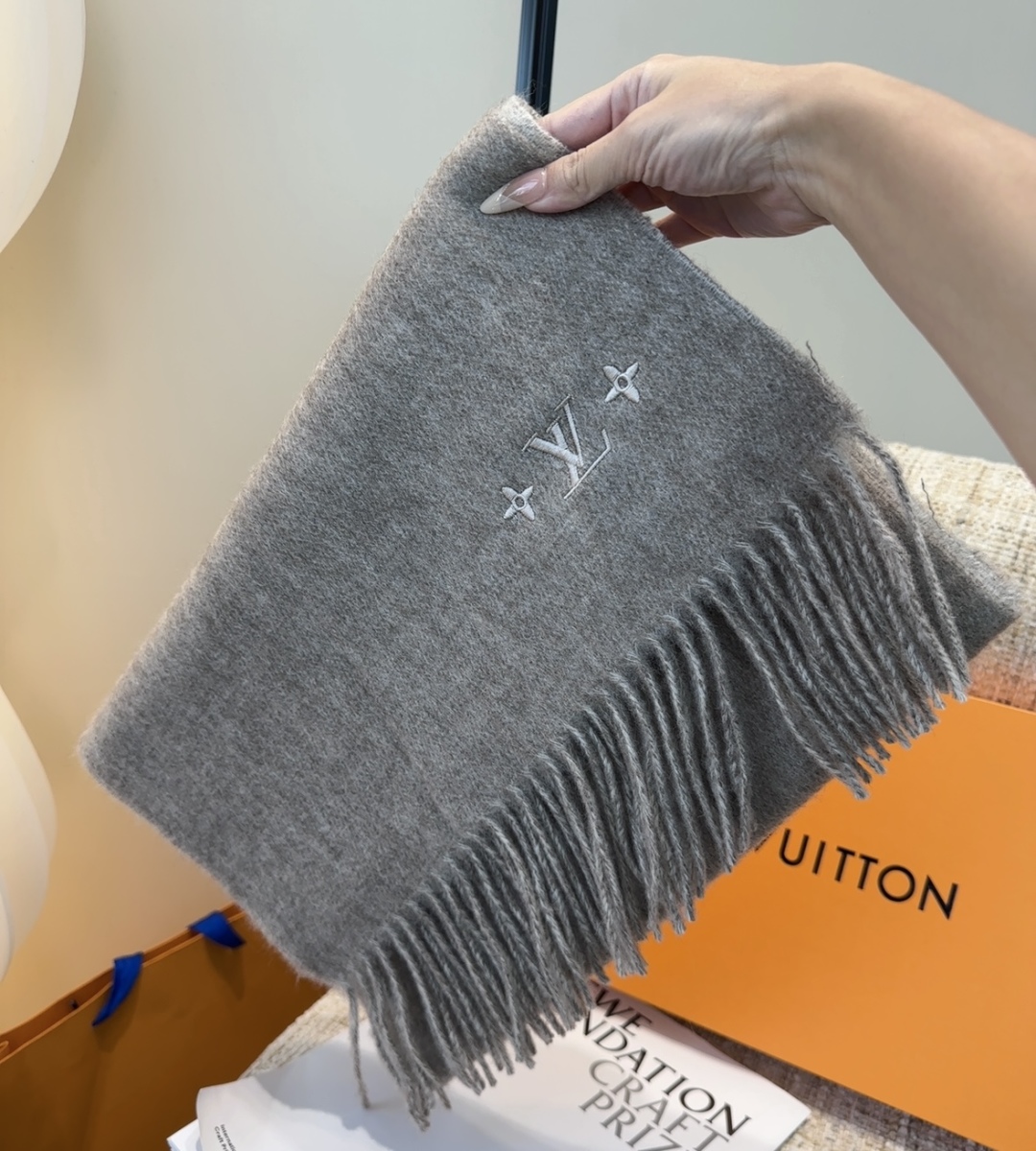 Lv围巾❗️好看的要疯掉了，太有型太有魅力了❗️❗️非常斯文时尚的秋冬单品！真的很喜欢，非常Classi