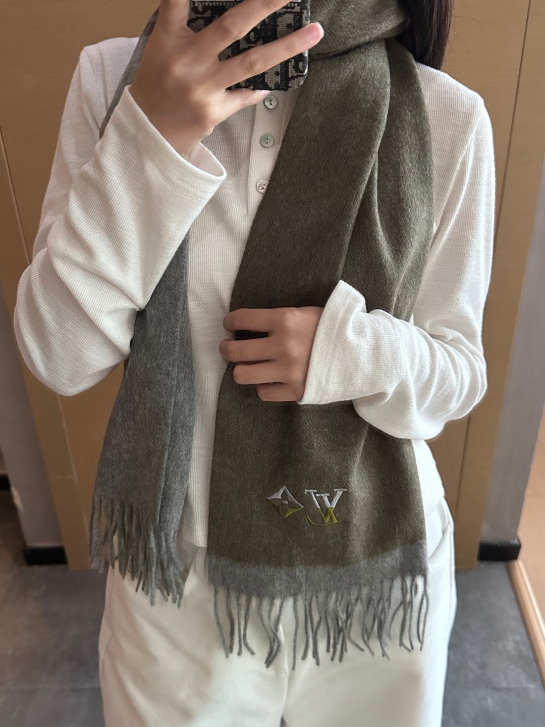 NO:574257,The green scarf is crazy beautiful, so stylish and charming, a very elegant and fashionable autumn and winter item!  I really like it, it’s a very classic men’s design. The men’s items are small but refined, and the feel is really amazing. The effect on the upper body is really good, no matter how you wear it, it looks good!  !  This style is really worth buying with your eyes closed, and it can be easily worn by any age group!  !  !  30*180cm high version scarf, high version scarf, louis vuitton19860909Lv围巾好看的要疯掉了,太有型太有魅力了非常斯文时尚的秋冬单品！真的很喜欢,非常Classical的男款设计.男人的东西少而精手感真的绝了上身效果真的随便怎么围都好看！！这种款式真的闭着眼买,任何年龄层都轻松驾驭！！！30*180cm高版本围巾,高版本围巾,louis vuitton,scarf