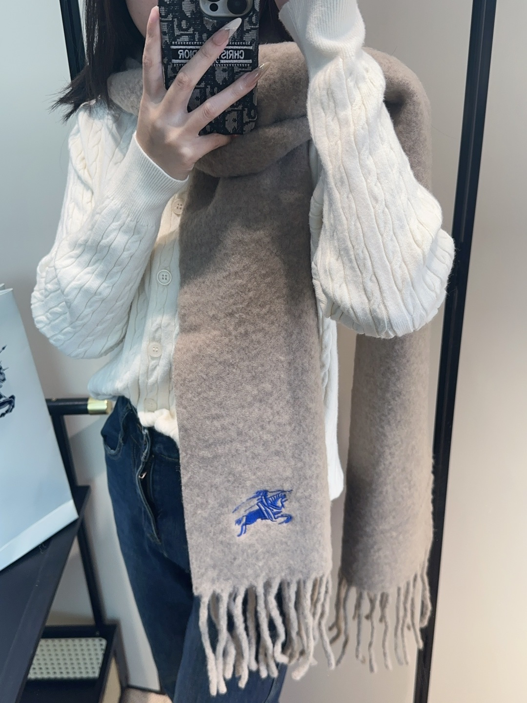 NO:580772,Burberry’s super beautiful new mohair scarf!  Highly recommended to buy!  】Good quality goods!  The main mohair scarf ~ it is said that it is very difficult to buy!  !  I typed it many times!  Finally shipped, closest to the original version, no pressure in and out of the counter, the workmanship is very exquisite and substantial, and our price is really worth it!  The biggest feeling of this scarf is that it is super soft and comfortable, and has a very airy and fluffy feel!  !  !  The texture unique to mohair’s special craftsmanship is really beautiful!  The quantity is limited, and there is no guarantee that it will be available at any time. As long as the economy allows, you can take whatever you want!  !  Crazy but not picky, crazy temperament!  Whoever surrounds you has temperament!  !  I really hope you don’t miss this style. 40*185225g50 mohair 48 wool 2 nylon high version scarf, high version scarf, burberry19860909巴宝莉超美新款马海毛围巾！超级推荐入手！】质感好货！主打的马海毛围巾~据说超难买哦！！打了好多次版！终于出货 最接近原版 进出专柜无压力做工非常精致,很有分量,我们的价格真的超级值！这个围巾最大的感触就是:超级柔软舒服,并且很有空气蓬松感！！！马海毛特殊工艺特有的质感真的太美了！数量有限,不保证随时有货~只要经济允许,任意收！！狂不挑人,狂气质！谁围谁有气质！！真的希望大家不要错过这样的款式. 40*185225g50马海毛 48羊毛2锦纶高版本围巾,高版本围巾,burberry,scarf