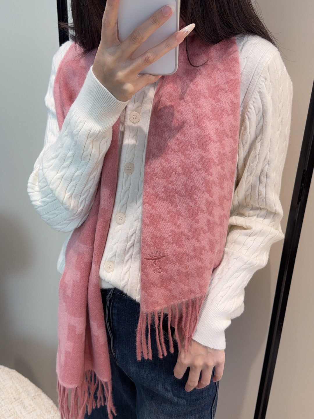 NO:574262,The same DD scarf worn by Dior stars. The classic style will never go out of style, and it’s super versatile. It’s super pretty!  !  Decisively keep it to yourself!  Exquisite loose beard, straightforward and not rigid, suitable for various styles, exquisite and exquisite, not much introduction, see for yourself, 32*180cm. High version scarf, high version scarf, dior, dior19860909迪奥（Dior）明星同款dd围巾.经典款永远不会过时,而且超百搭.超级好看！！果断自留！精致散须 率真不拘泥 适合各种造型 精妙绝伦 不多介绍 自己看,32*180cm.高版本围巾,高版本围巾,dior,dior,scarf