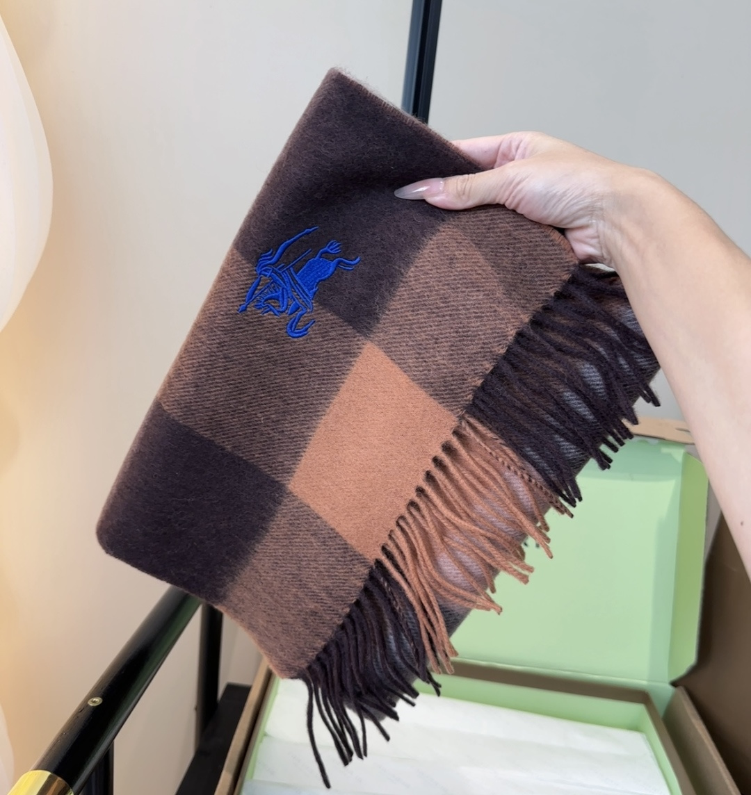 Burberry · 巴宝莉围巾❗️好看的要疯掉了，太有型太有魅力了❗️❗️非常斯文时尚的秋冬单品！真的