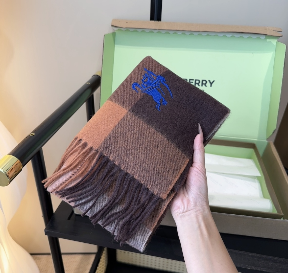 Burberry · 巴宝莉围巾❗️好看的要疯掉了，太有型太有魅力了❗️❗️非常斯文时尚的秋冬单品！真的