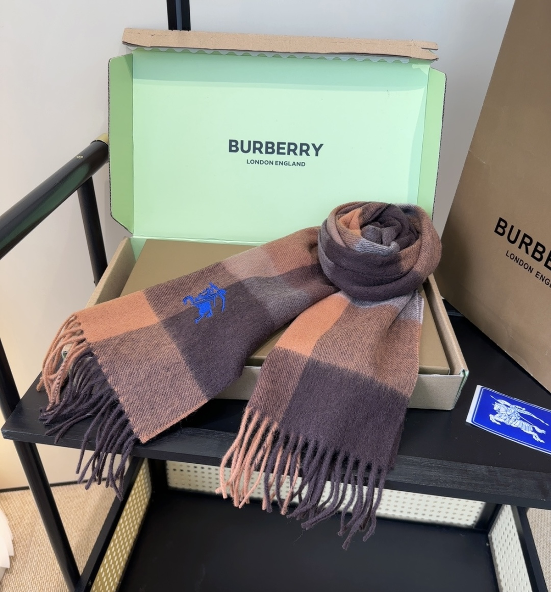 Burberry · 巴宝莉围巾❗️好看的要疯掉了，太有型太有魅力了❗️❗️非常斯文时尚的秋冬单品！真的