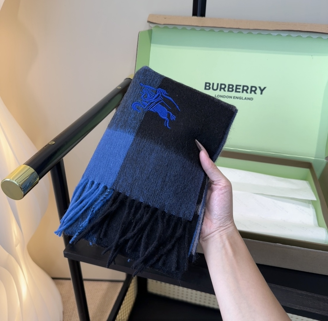 Burberry · 巴宝莉围巾❗️好看的要疯掉了，太有型太有魅力了❗️❗️非常斯文时尚的秋冬单品！真的