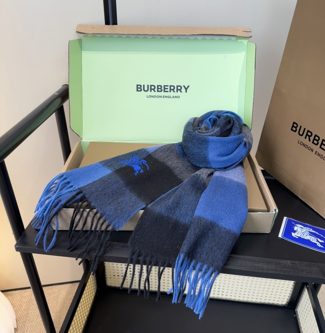 Burberry · 巴宝莉围巾❗️好看的要疯掉了，太有型太有魅力了❗️❗️非常斯文时尚的秋冬单品！真的