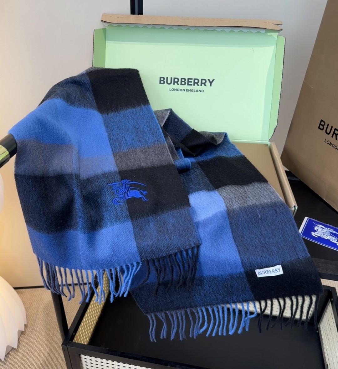 Burberry · 巴宝莉围巾❗️好看的要疯掉了，太有型太有魅力了❗️❗️非常斯文时尚的秋冬单品！真的