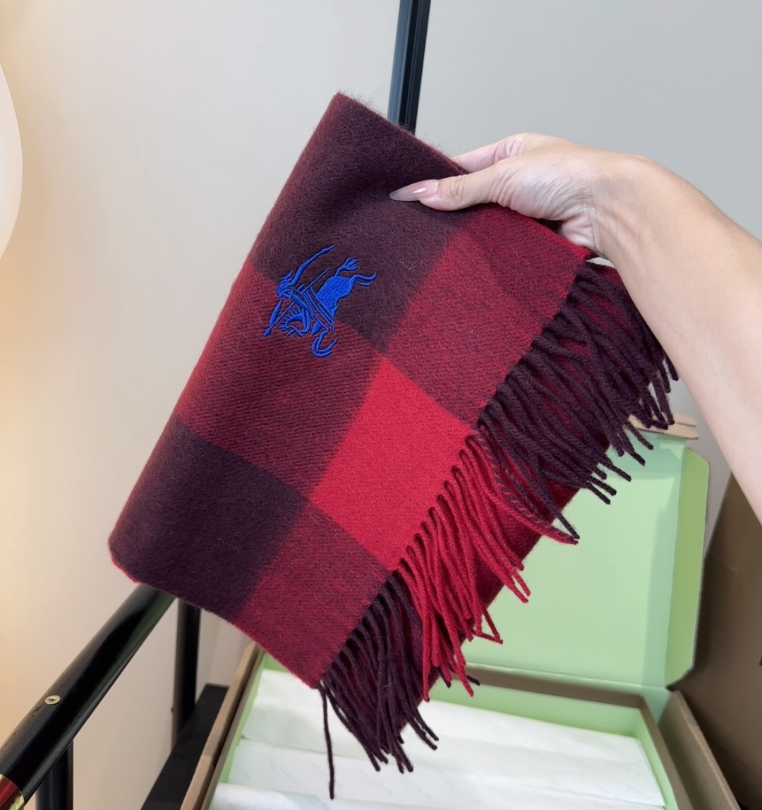 Burberry · 巴宝莉围巾❗️好看的要疯掉了，太有型太有魅力了❗️❗️非常斯文时尚的秋冬单品！真的