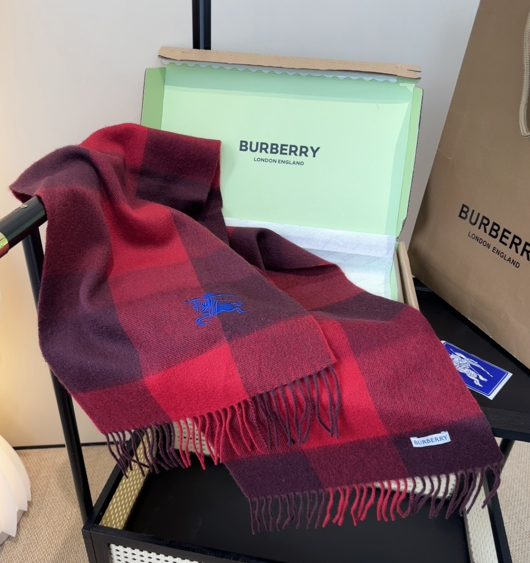 Burberry · 巴宝莉围巾❗️好看的要疯掉了，太有型太有魅力了❗️❗️非常斯文时尚的秋冬单品！真的