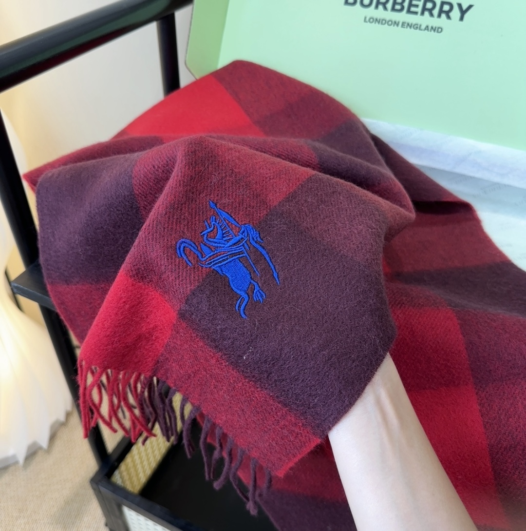 Burberry · 巴宝莉围巾❗️好看的要疯掉了，太有型太有魅力了❗️❗️非常斯文时尚的秋冬单品！真的