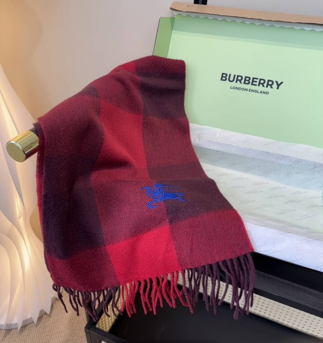 Burberry · 巴宝莉围巾❗️好看的要疯掉了，太有型太有魅力了❗️❗️非常斯文时尚的秋冬单品！真的