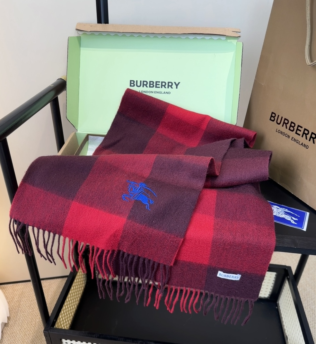 Burberry · 巴宝莉围巾❗️好看的要疯掉了，太有型太有魅力了❗️❗️非常斯文时尚的秋冬单品！真的