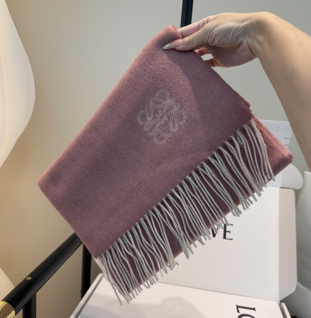 太美了😍罗意威 情侣款 美到要尖叫😱最新款🎊英伦欧美范儿 又是一款即时尚又实用的大围巾&长巾，🎆撞色的颜