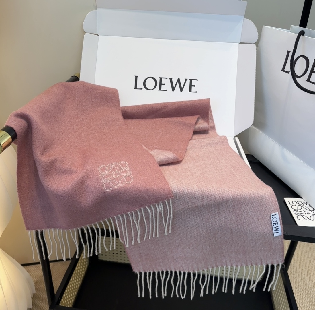 太美了😍罗意威 情侣款 美到要尖叫😱最新款🎊英伦欧美范儿 又是一款即时尚又实用的大围巾&长巾，🎆撞色的颜